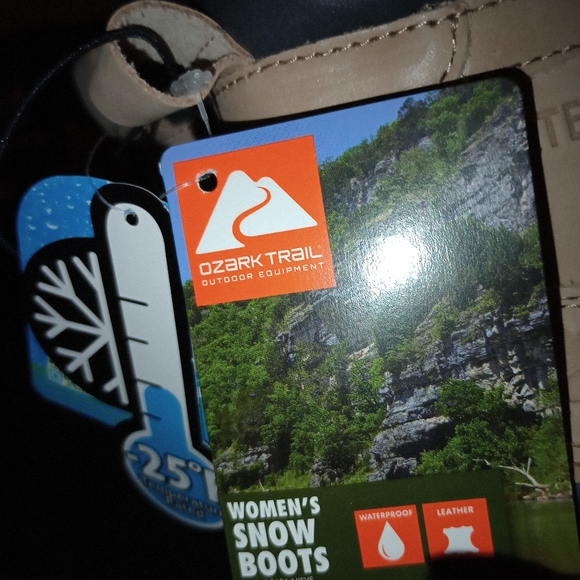 NWT woman Snow boots sz 8 - Picture 2 of 6